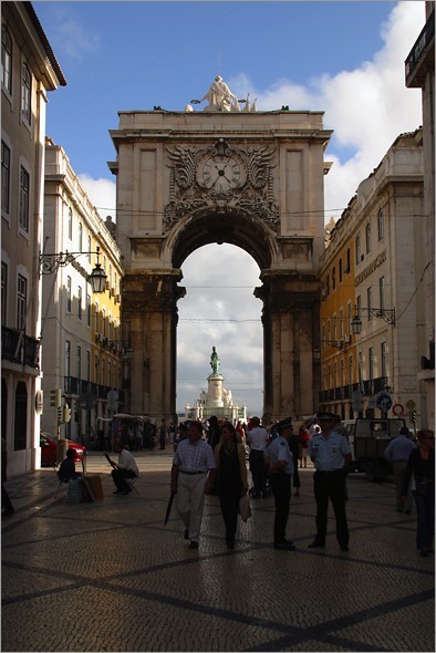 Archway over Rua Augusta.jpg